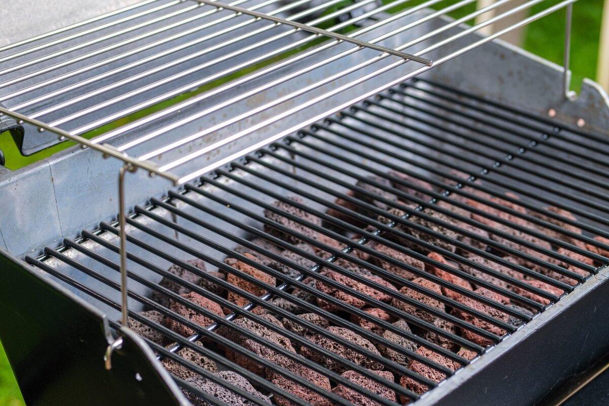 You are currently viewing Propane BBQ vs Briquettes: Essential Guide for Perfect Grilling Results